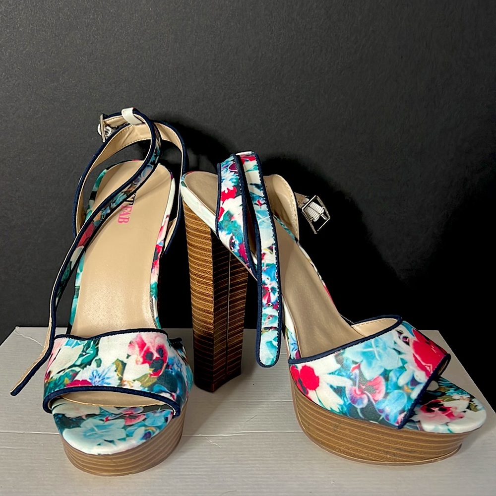 Size 7.5 Blue Floral Wood Block Platform Heels